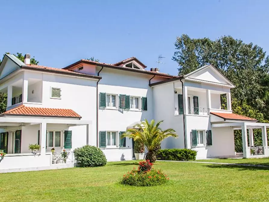 Immagine 1 di Villa in vendita  a Massa