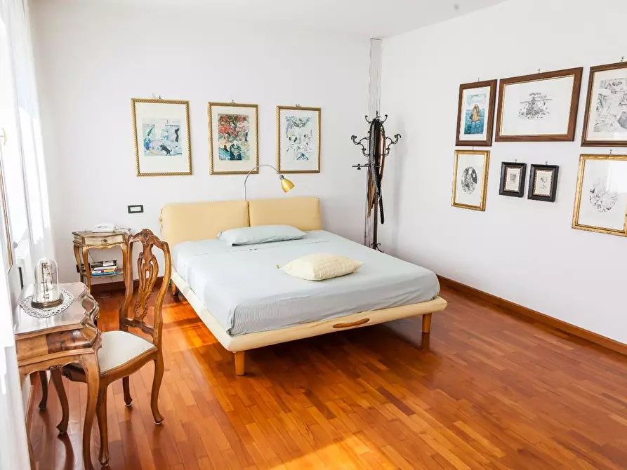 Immagine 12 di Villa in vendita  a Massa
