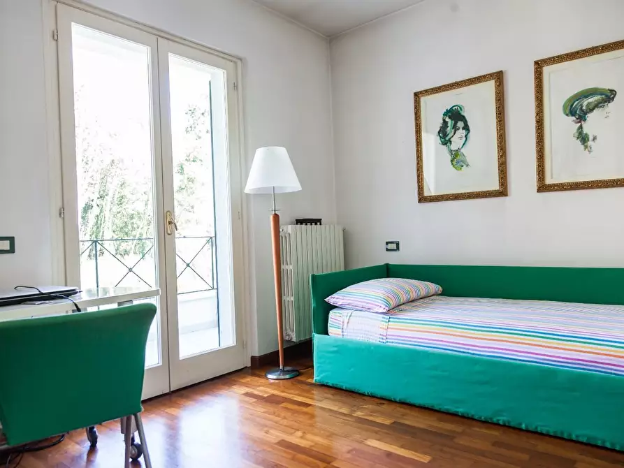Immagine 10 di Villa in vendita  a Massa