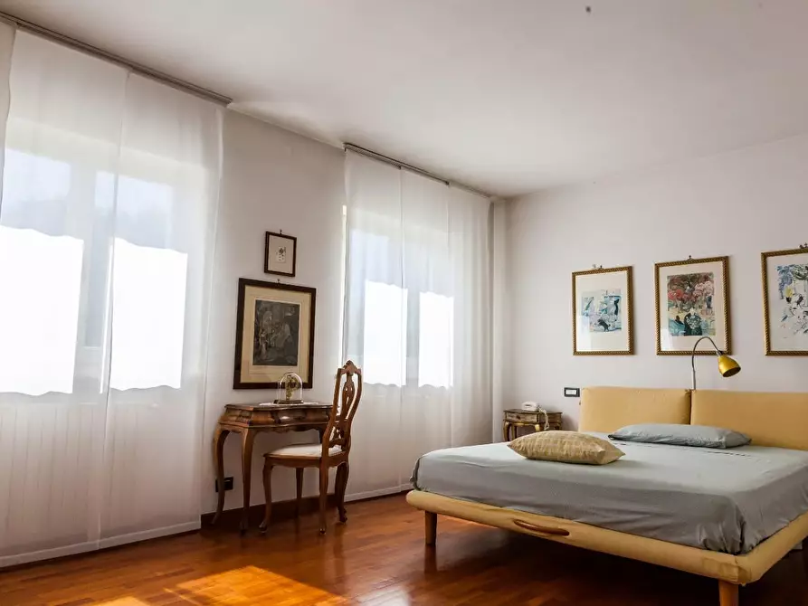 Immagine 11 di Villa in vendita  a Massa