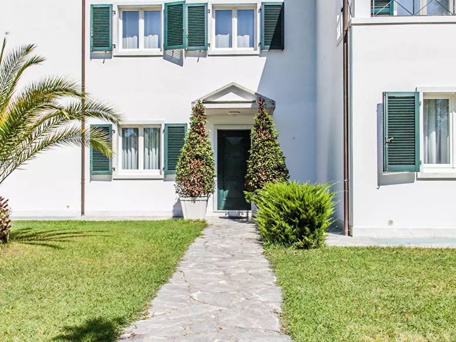 Immagine 3 di Villa in vendita  a Massa