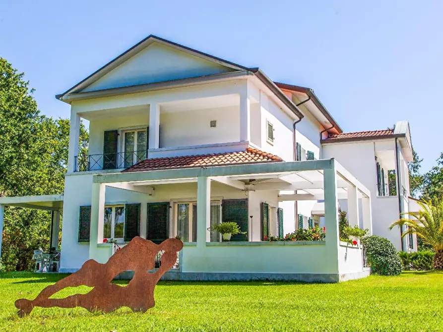 Immagine 2 di Villa in vendita  a Massa