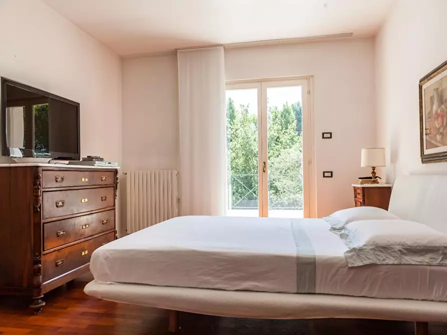 Immagine 9 di Villa in vendita  a Massa