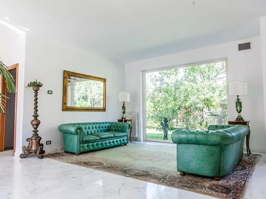 Immagine 4 di Villa in vendita  a Massa