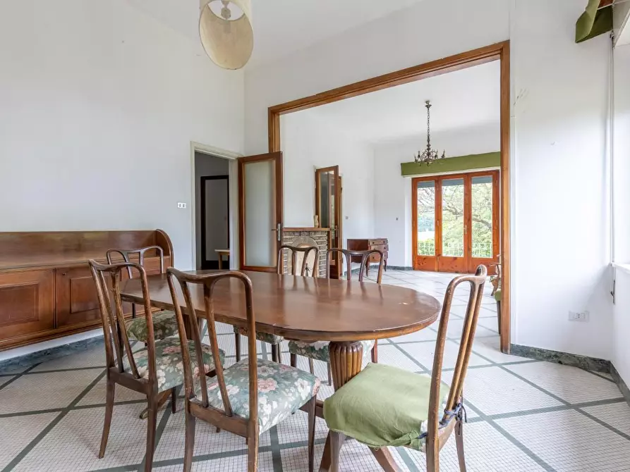 Immagine 3 di Villa in vendita  a Lucca