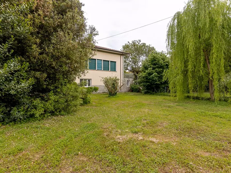 Immagine 33 di Villa in vendita  a Lucca