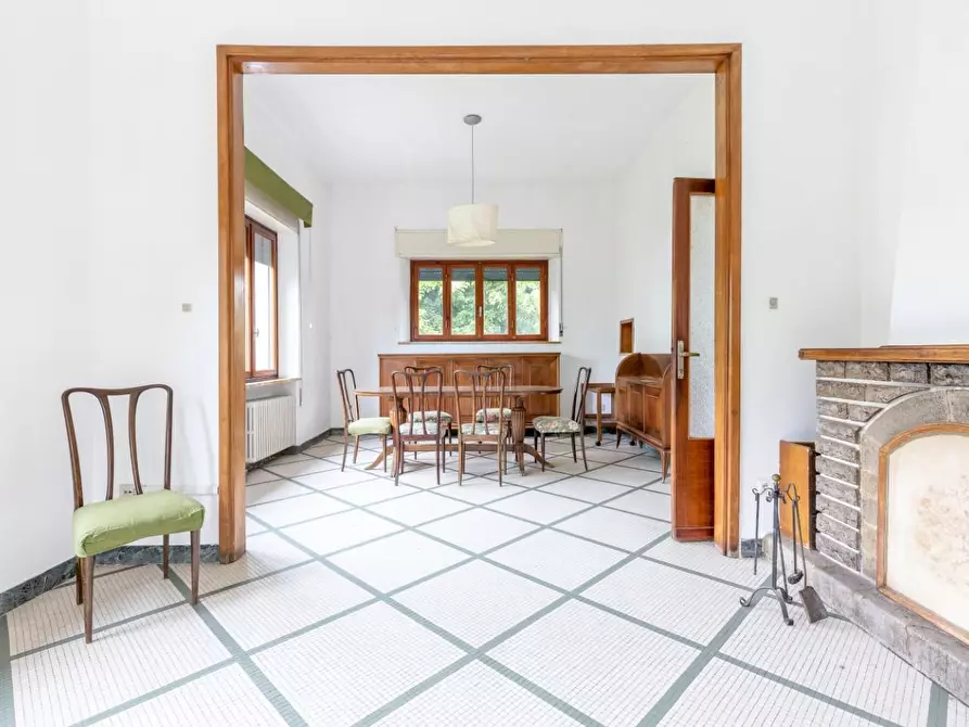 Immagine 1 di Villa in vendita  a Lucca
