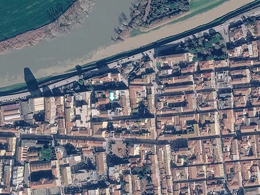 Immagine 1 di Garage in vendita  a Pontedera