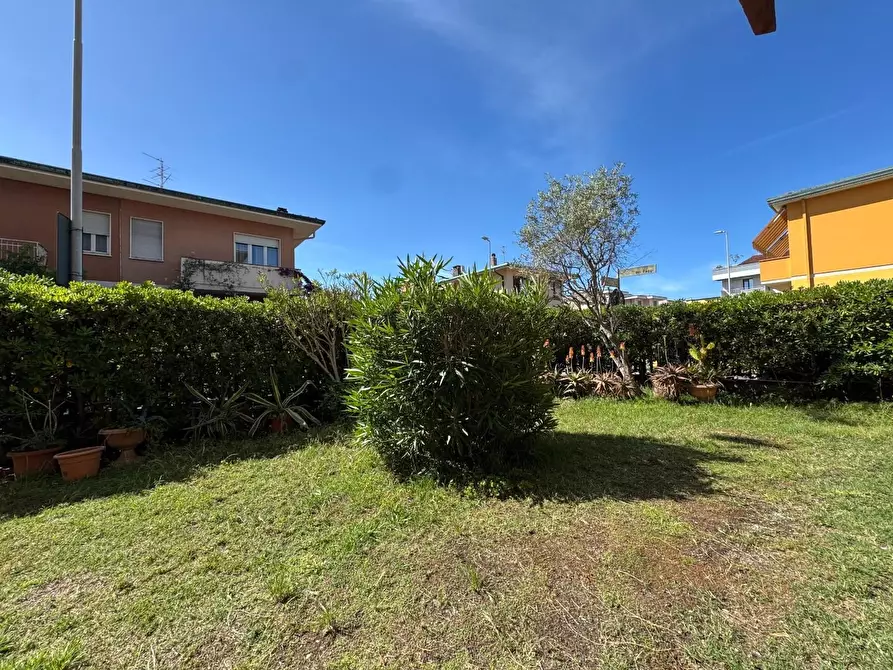 Immagine 19 di Appartamento in vendita  a Viareggio