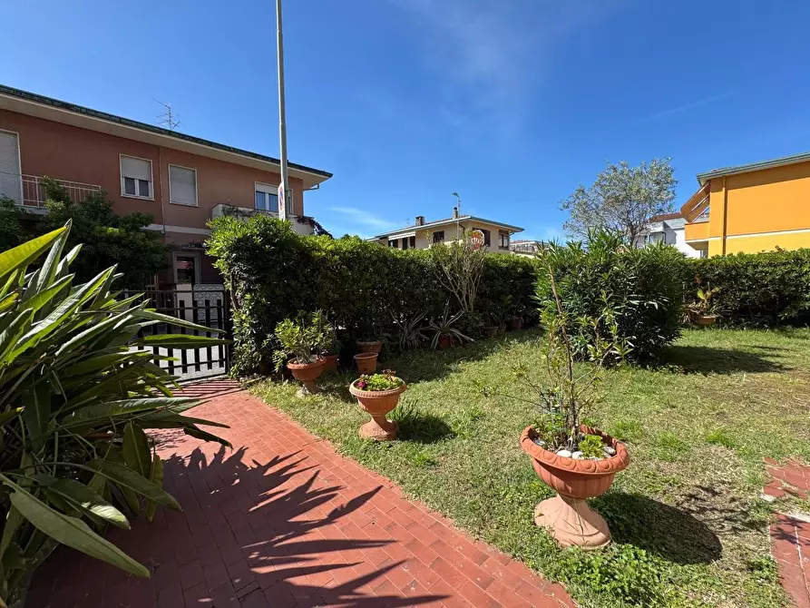 Immagine 17 di Appartamento in vendita  a Viareggio