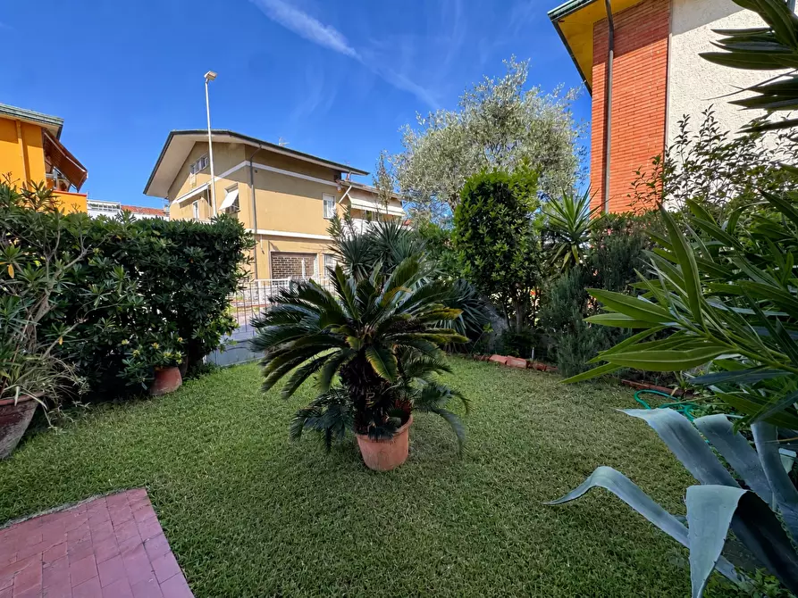 Immagine 1 di Appartamento in vendita  a Viareggio