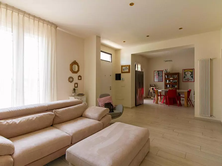 Immagine 2 di Villa in vendita  a Cascina
