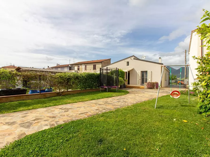 Immagine 1 di Villa in vendita  a Cascina