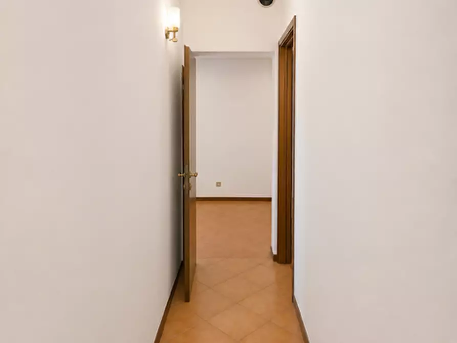 Immagine 2 di Appartamento in vendita  a Siena