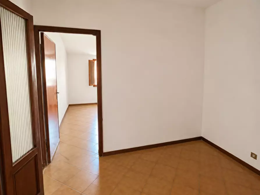 Immagine 4 di Appartamento in vendita  a Siena