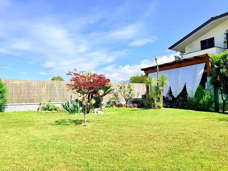 Immagine 1 di Casa bifamiliare in vendita  a Massa