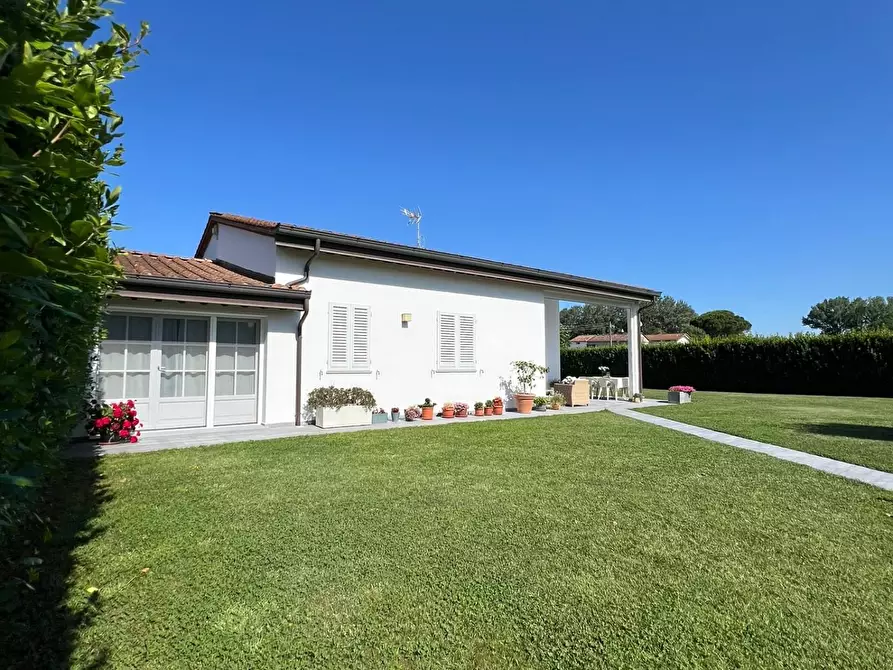 Immagine 53 di Villa in vendita  a Capannori