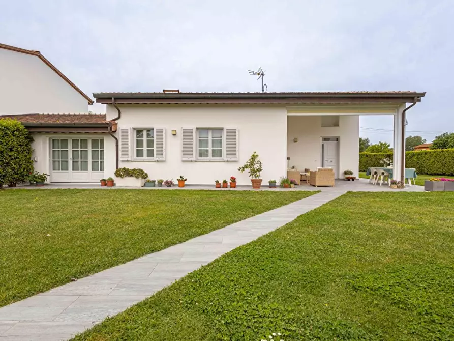 Immagine 18 di Villa in vendita  a Capannori
