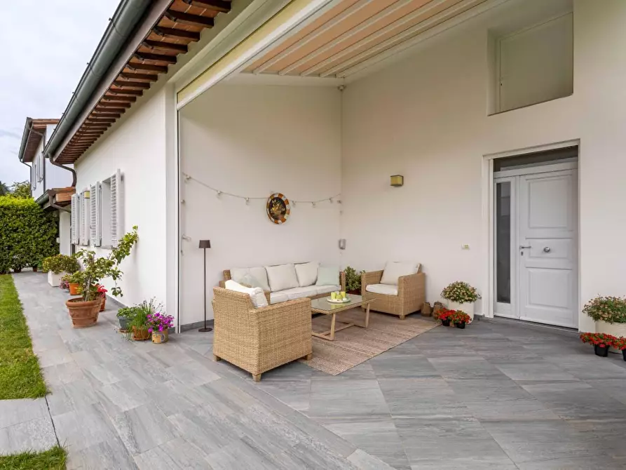 Immagine 19 di Villa in vendita  a Capannori