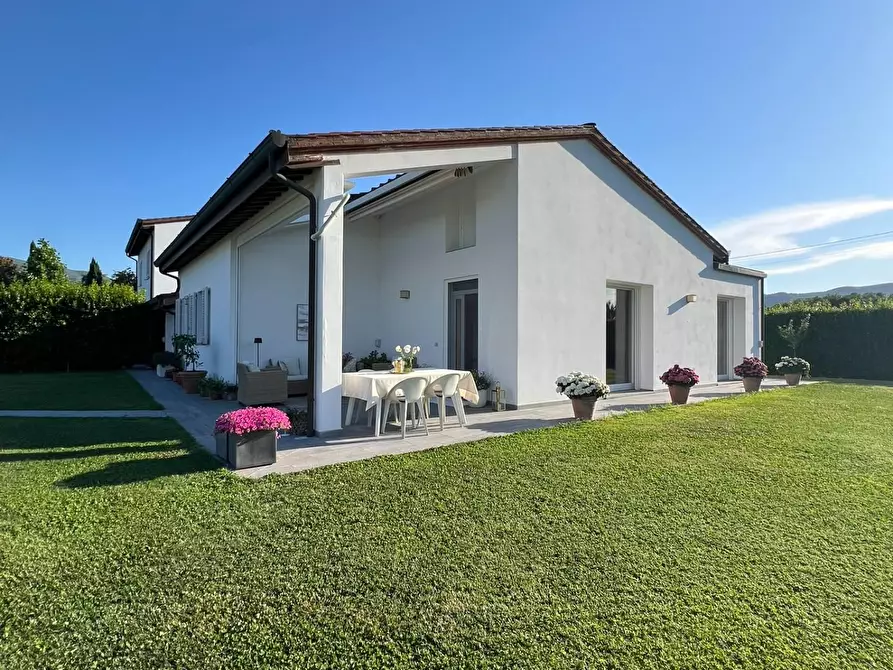 Immagine 66 di Villa in vendita  a Capannori