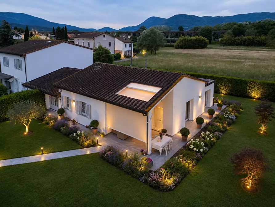 Immagine 3 di Villa in vendita  a Capannori