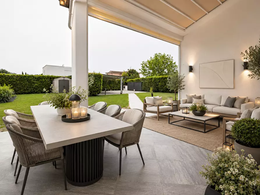 Immagine 5 di Villa in vendita  a Capannori