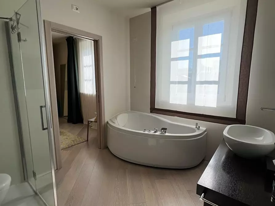 Immagine 49 di Villa in vendita  a Capannori