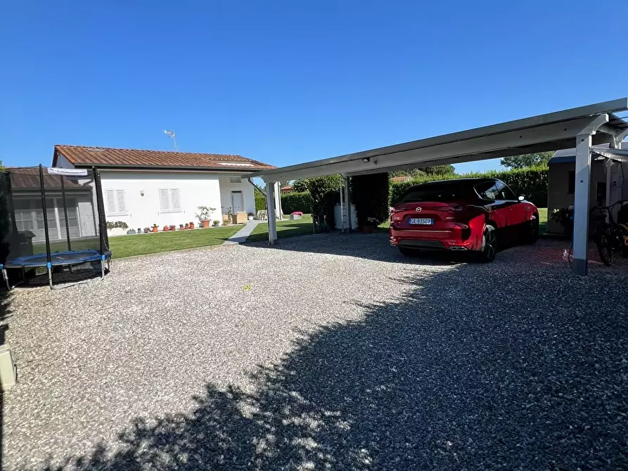 Immagine 52 di Villa in vendita  a Capannori
