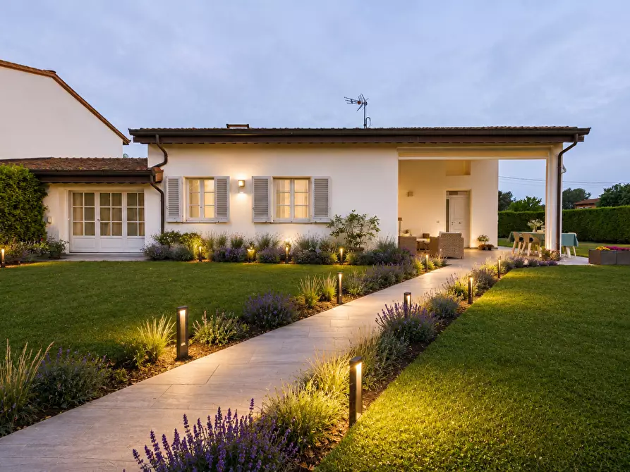 Immagine 2 di Villa in vendita  a Capannori