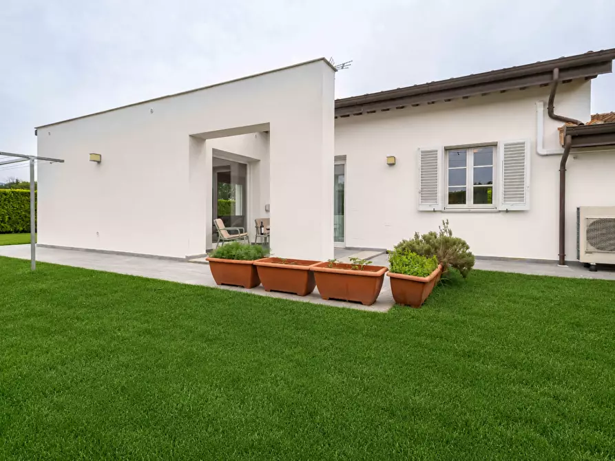 Immagine 45 di Villa in vendita  a Capannori