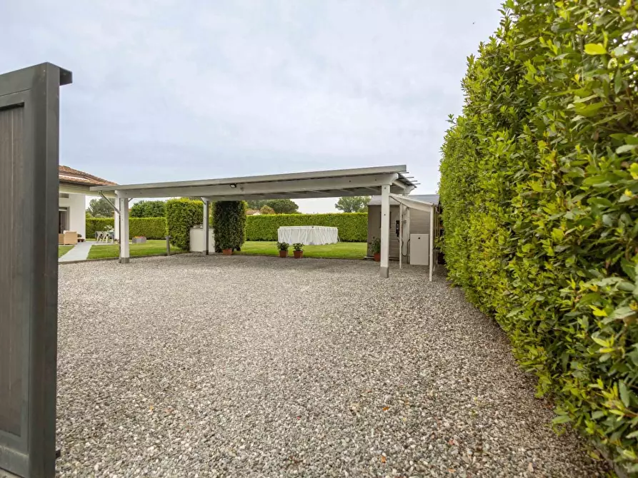 Immagine 15 di Villa in vendita  a Capannori