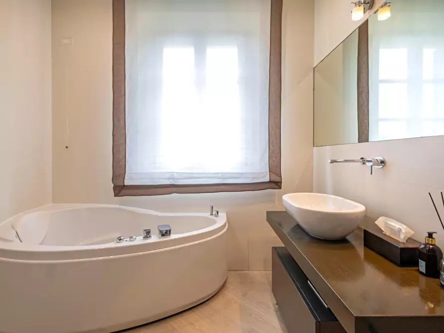 Immagine 30 di Villa in vendita  a Capannori