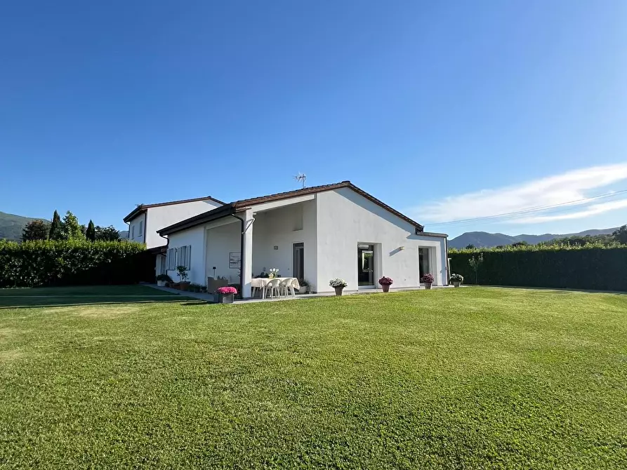 Immagine 15 di Villa in vendita  a Capannori