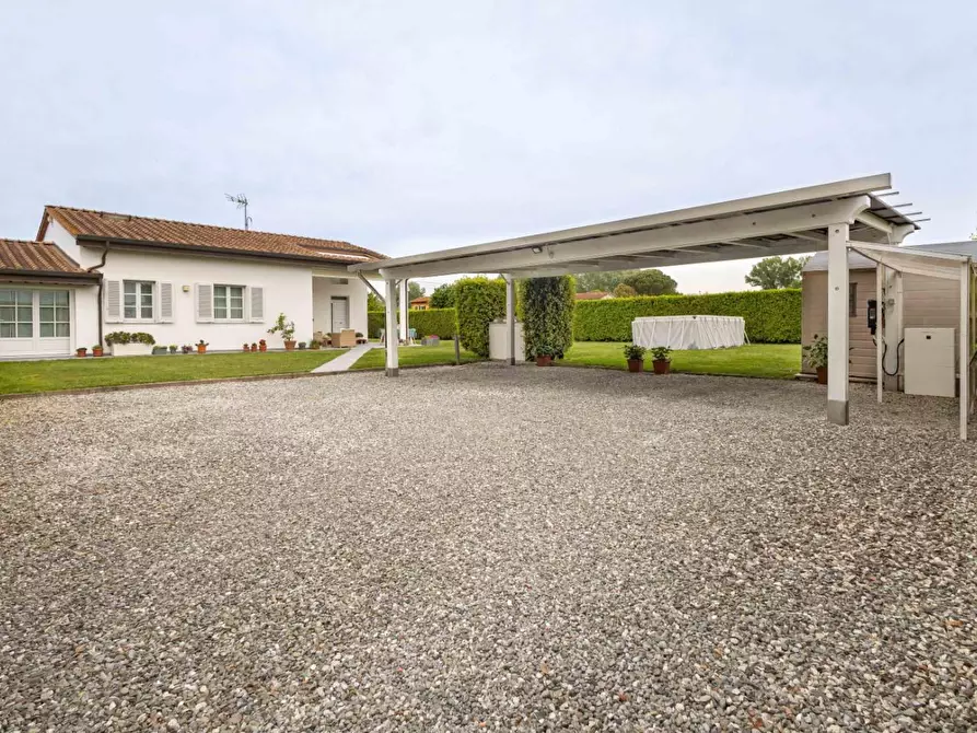 Immagine 17 di Villa in vendita  a Capannori