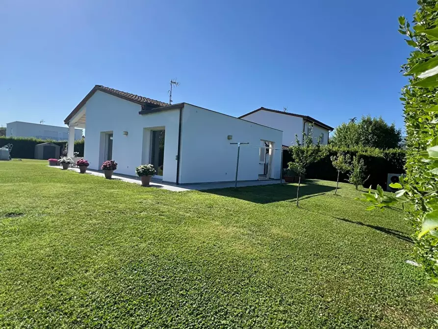 Immagine 55 di Villa in vendita  a Capannori