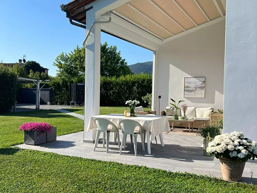 Immagine 50 di Villa in vendita  a Capannori