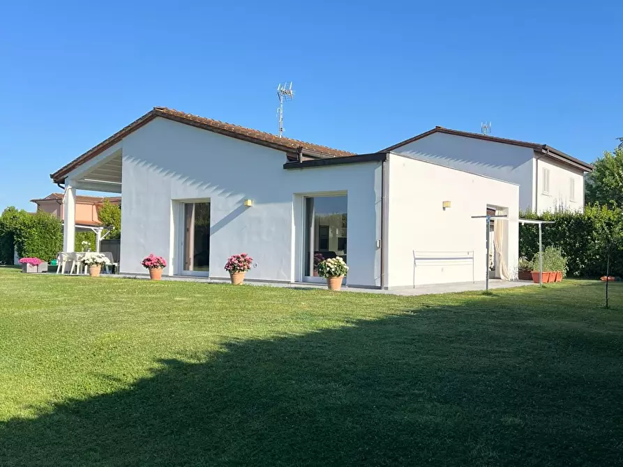Immagine 61 di Villa in vendita  a Capannori