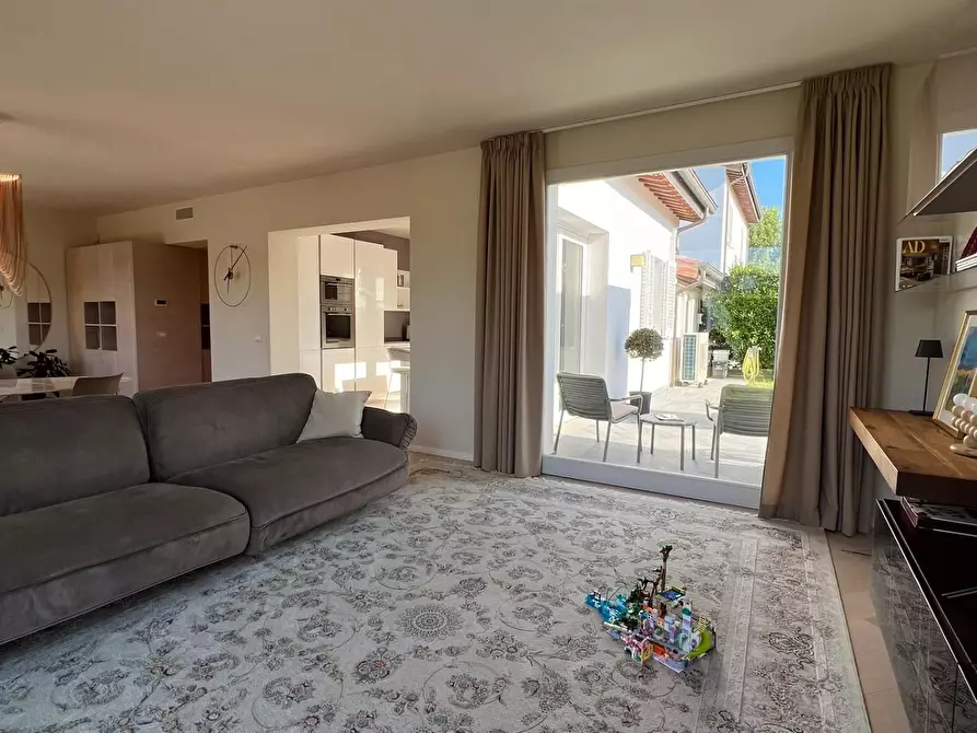 Immagine 60 di Villa in vendita  a Capannori