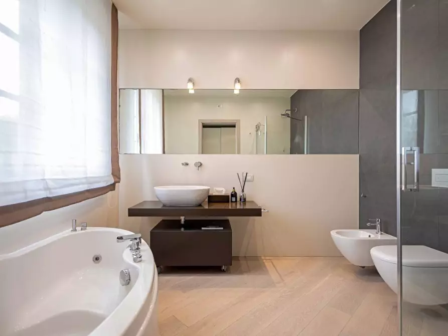 Immagine 33 di Villa in vendita  a Capannori