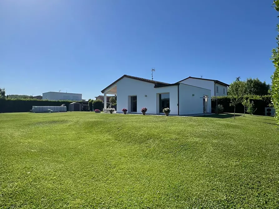 Immagine 54 di Villa in vendita  a Capannori