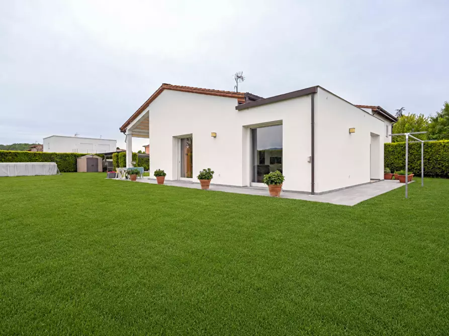Immagine 46 di Villa in vendita  a Capannori