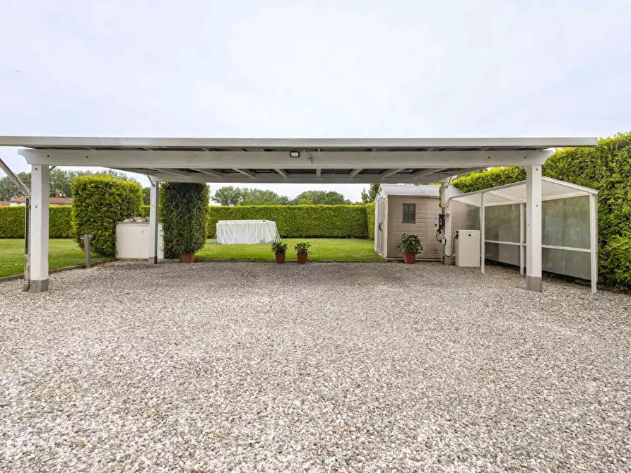 Immagine 16 di Villa in vendita  a Capannori