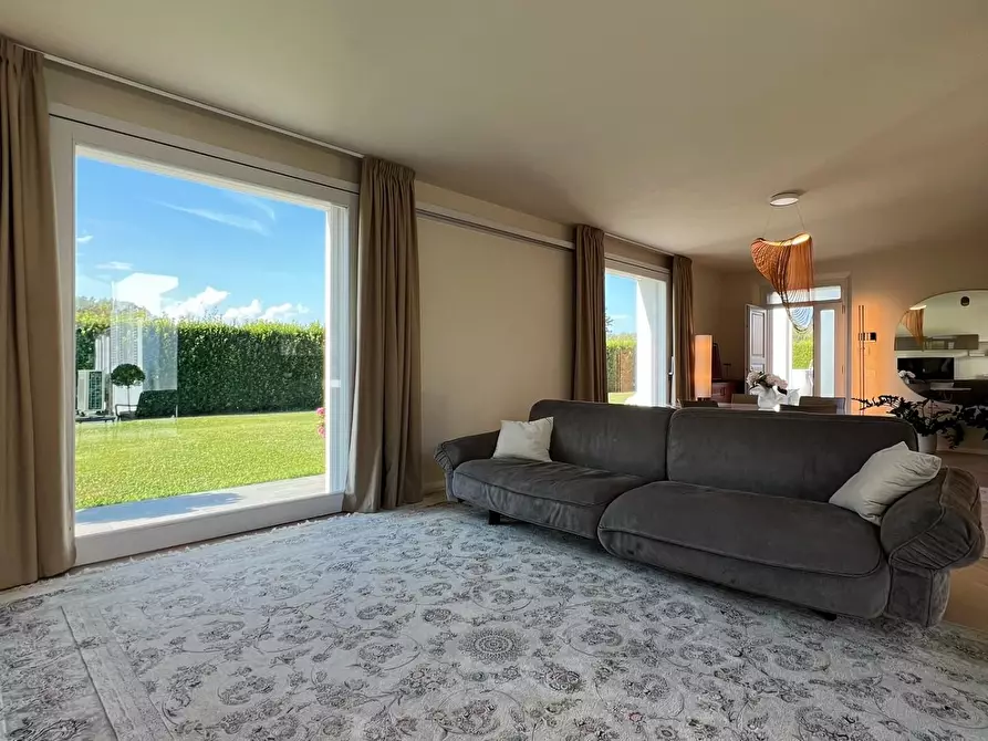 Immagine 62 di Villa in vendita  a Capannori