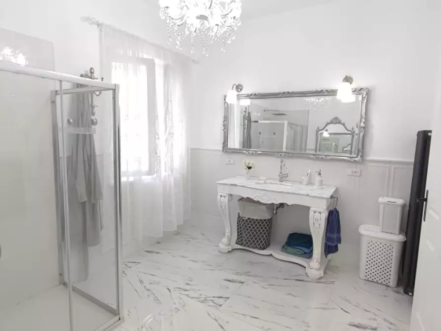 Immagine 3 di Villa in vendita  a Viareggio