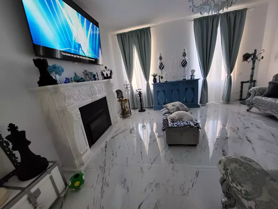 Immagine 37 di Villa in vendita  a Viareggio