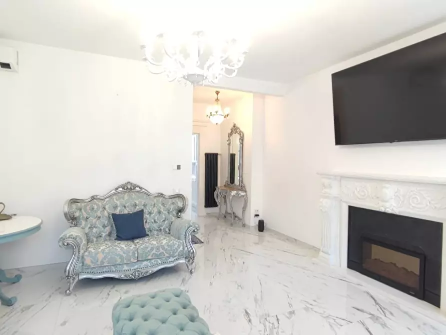 Immagine 4 di Villa in vendita  a Viareggio