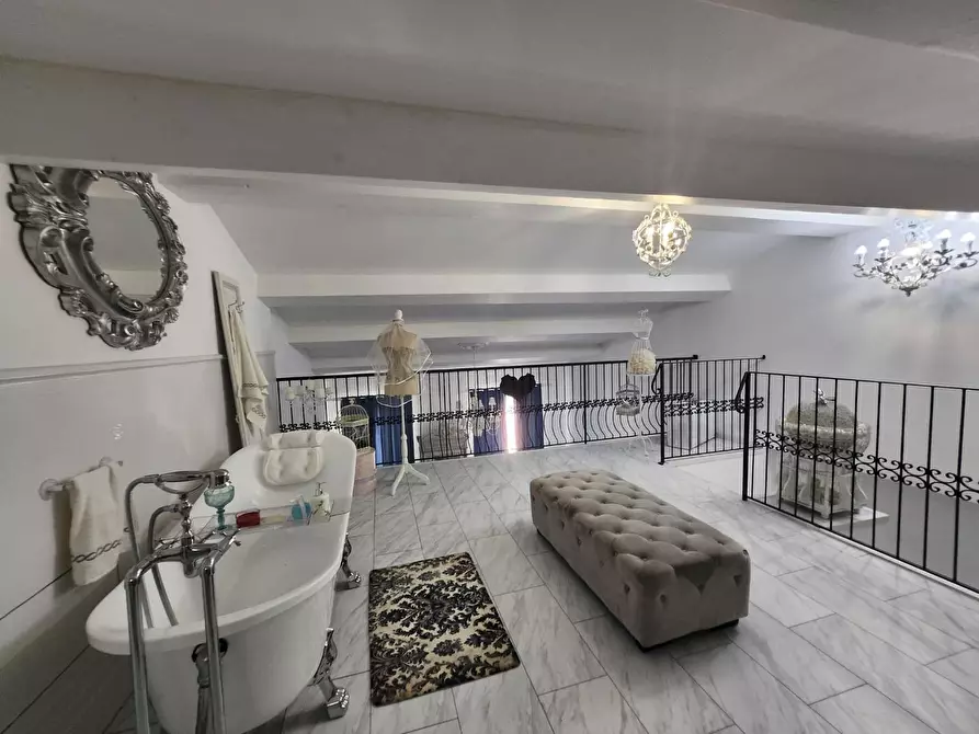 Immagine 43 di Villa in vendita  a Viareggio