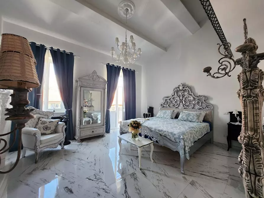 Immagine 10 di Villa in vendita  a Viareggio
