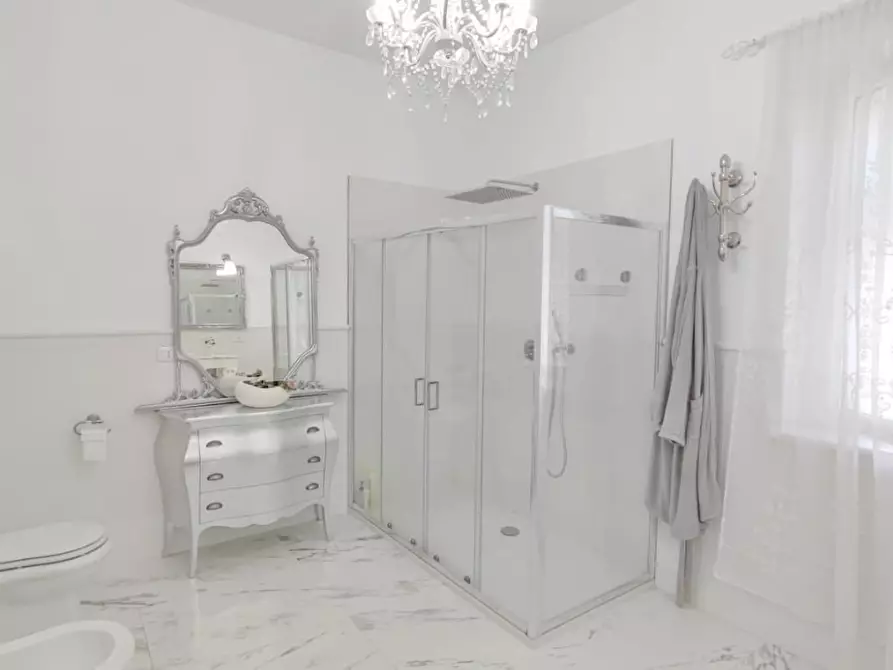 Immagine 9 di Villa in vendita  a Viareggio