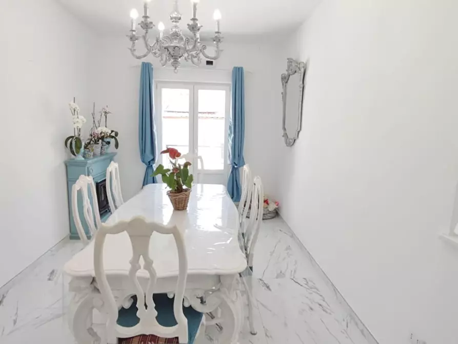 Immagine 5 di Villa in vendita  a Viareggio